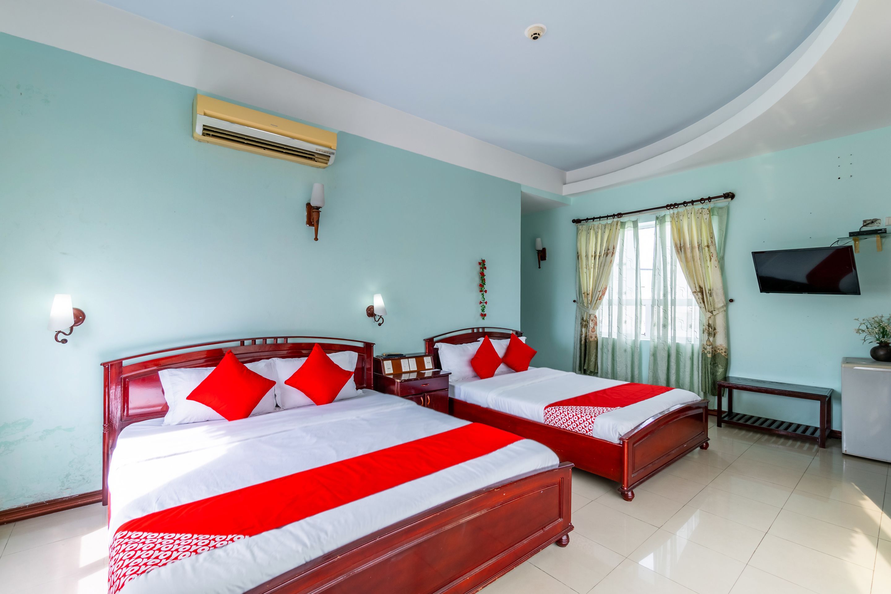 deluxe quadruple room | minibar, desk, free wifi