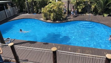 Una piscina al aire libre de temporada