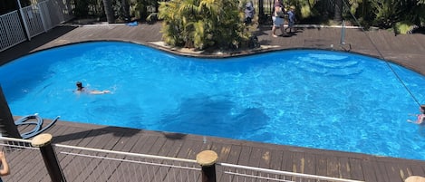 Una piscina al aire libre de temporada