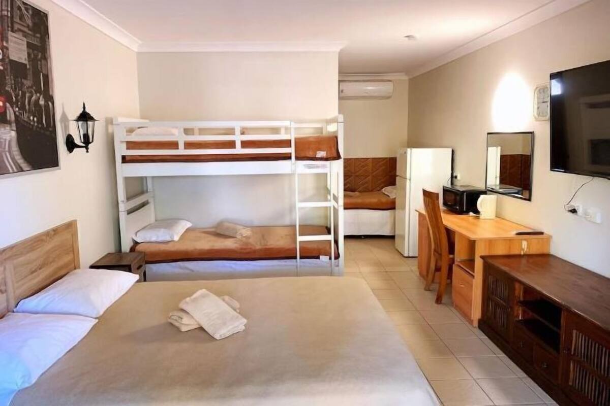 Ameublement personnalisé, bureau, fer et planche à repasser