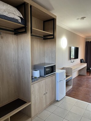 Muebles diferentes, escritorio y tabla de planchar con plancha 