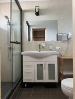 Ducha, secador de pelo, pantuflas, toallas
