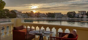 Desayuno buffet todos los días (con cargo)
