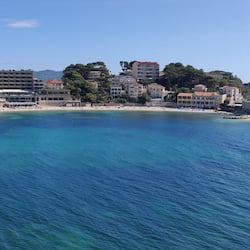 在海灘附近
