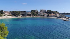 Une ville côtière dotée d’une plage, de bâtiments et d’eaux d’un bleu limpide.