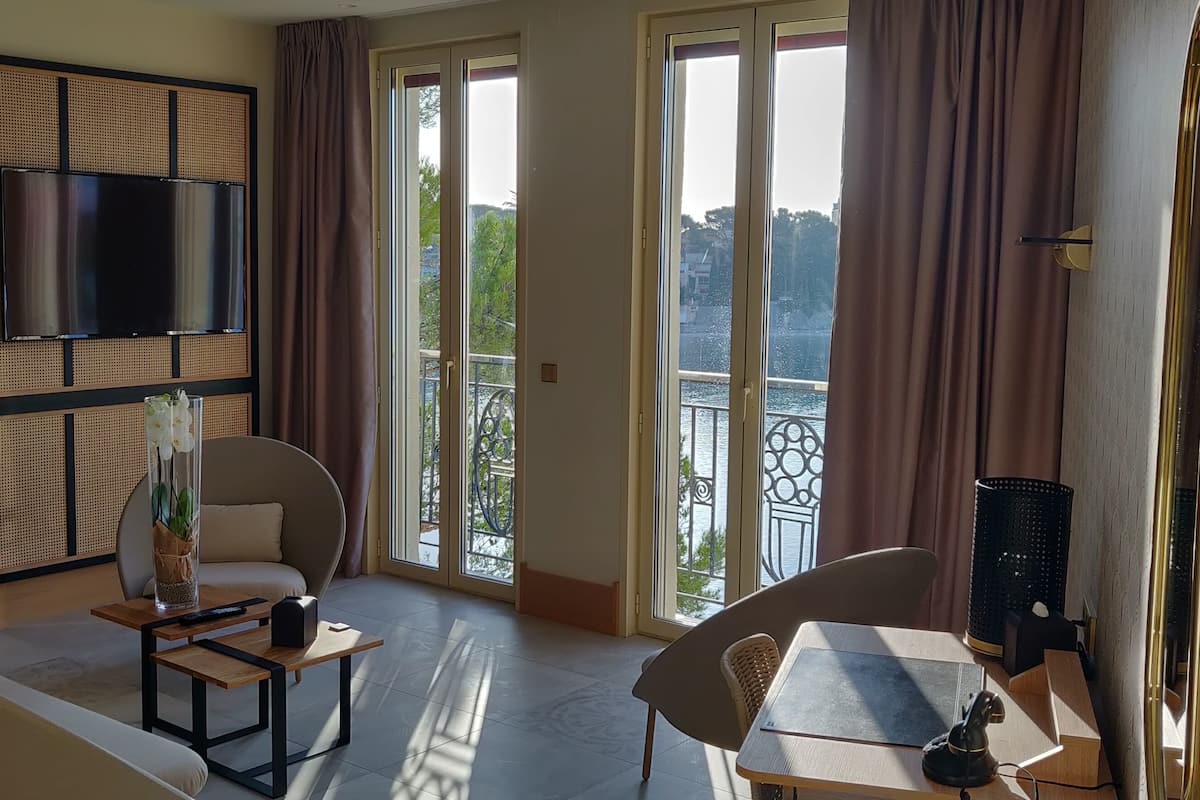 Familie suite, 2 slaapkamers, 2 badkamers, uitzicht op zee | 1 slaapkamer, luxe beddengoed, donzen dekbedden