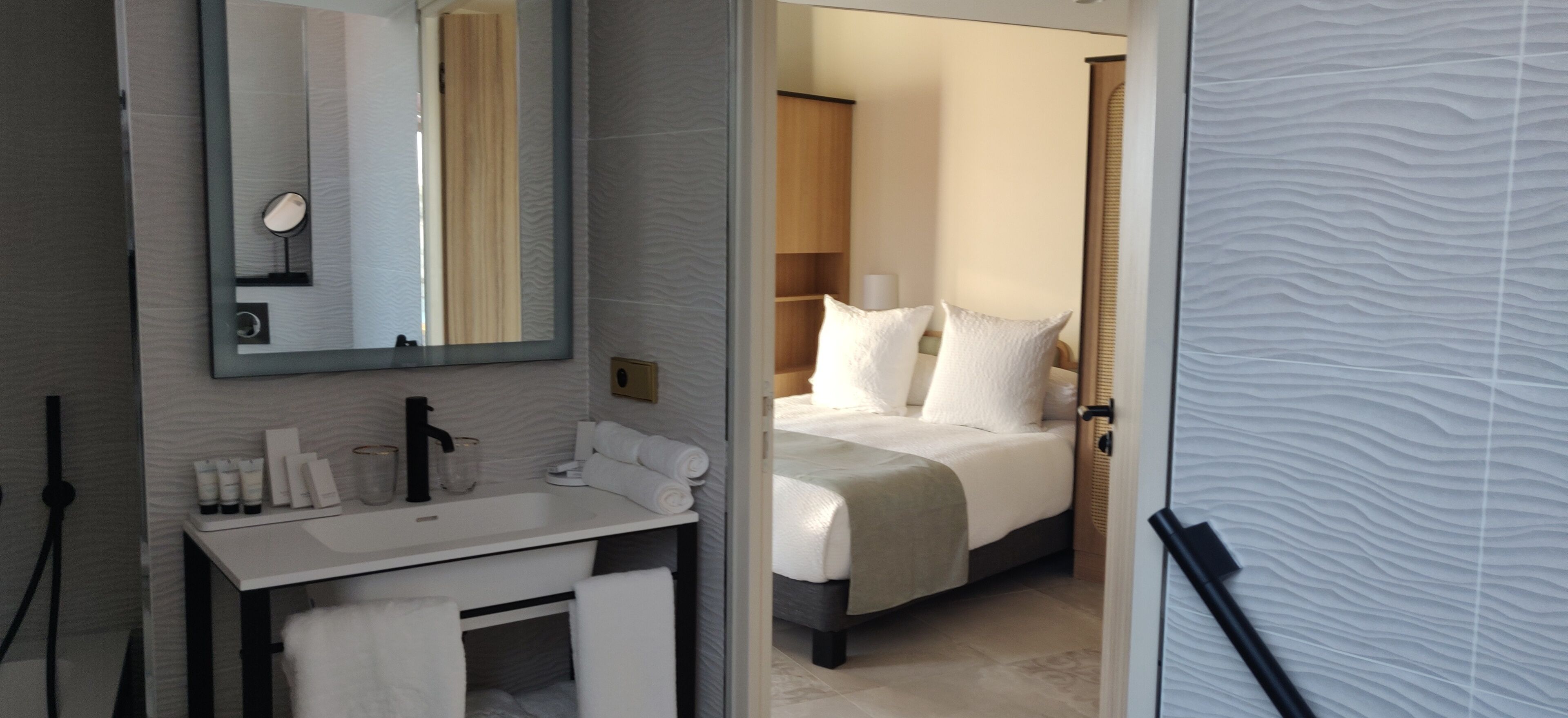 deluxe triple room, terrace, sea view (2) | bathroom | free toiletries, hair dryer, bathrobes, slippers