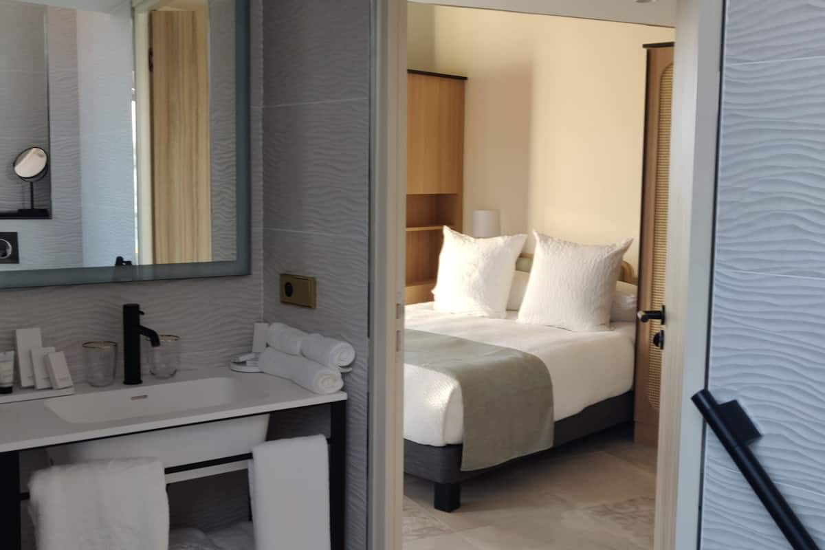 deluxe triple room, terrace, sea view (2) | bathroom | free toiletries, hair dryer, bathrobes, slippers