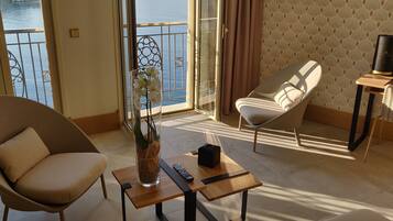 Family Suite, 2 Bedrooms, 2 Bathrooms, Sea View | Peralatan tempat tidur premium, gebar bulu kapas, busa memori