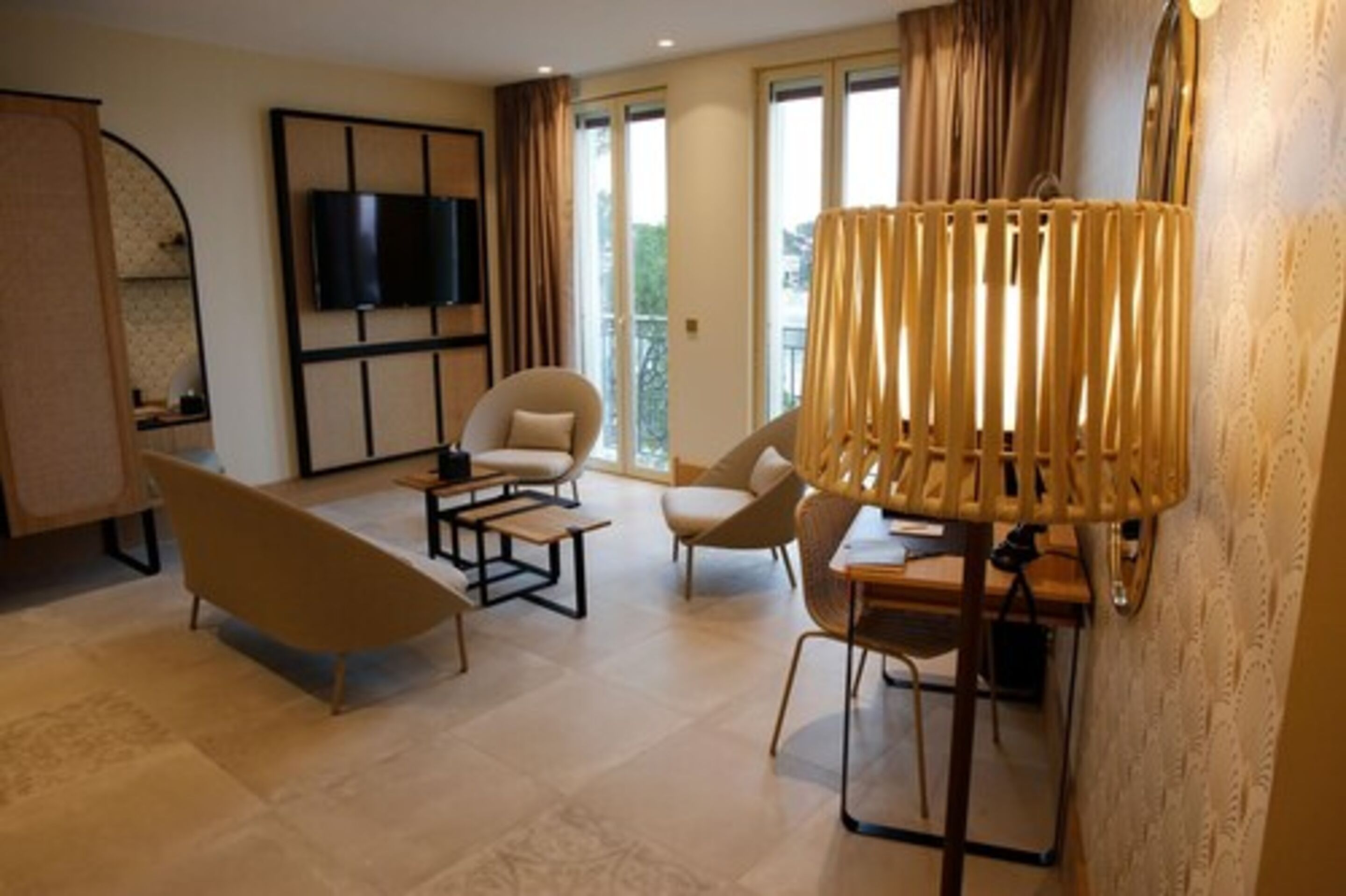 family suite, 2 bedrooms, 2 bathrooms, sea view | living area | 45-inch smart tv with satellite channels, tv, netflix