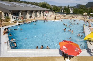 Una piscina al aire libre de temporada