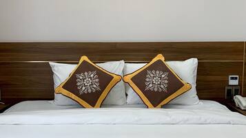 Een minibar, een kluis op de kamer, een bureau