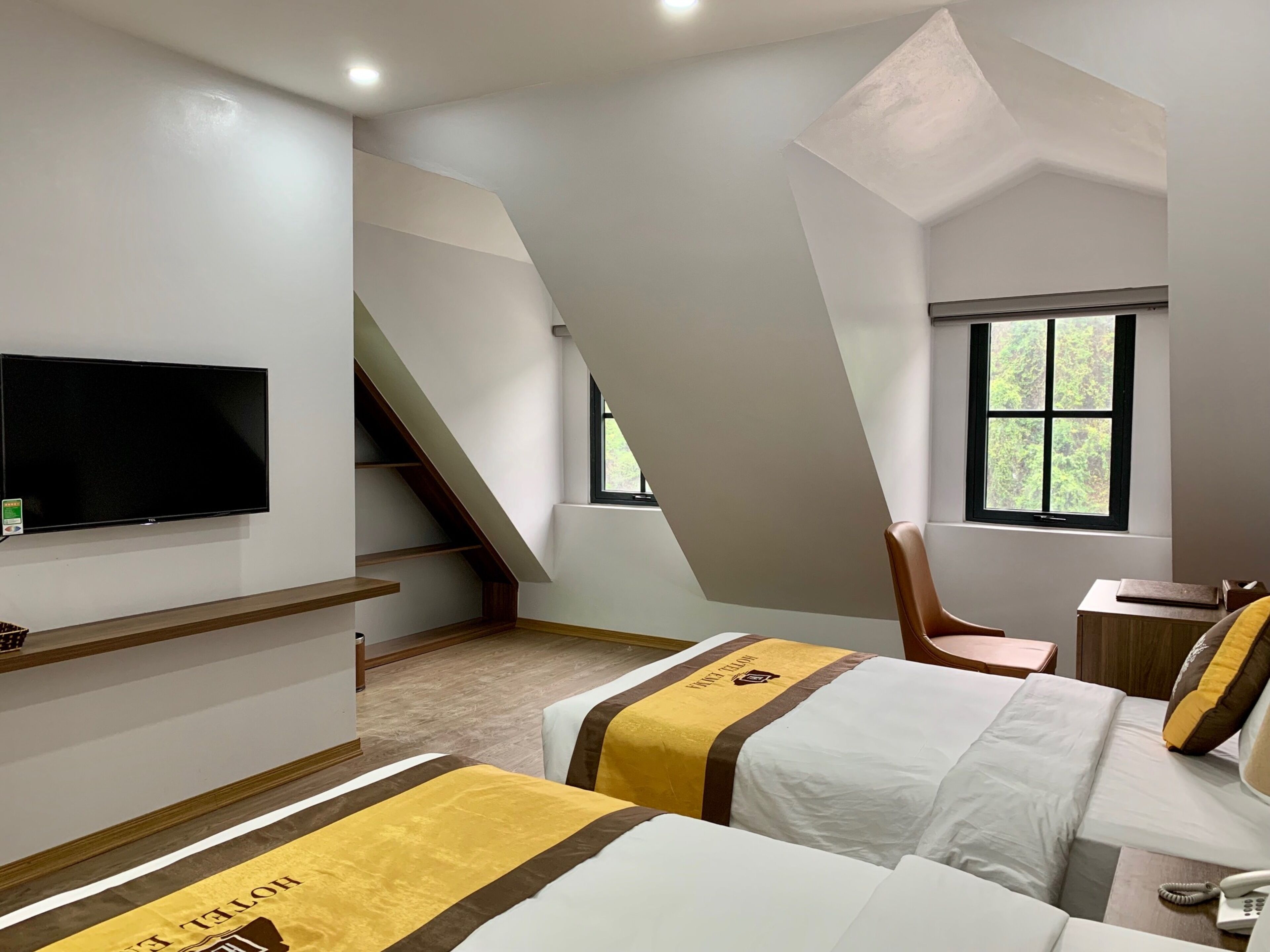 Habitación triple superior | Minibar, caja fuerte, escritorio y tabla de planchar con plancha