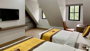 A hotel room with two beds, a TV, a small table, and a window. - Hotel Emma (Bai Chay)