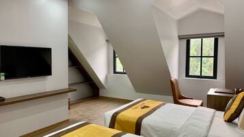 Habitación triple superior | Minibar, caja fuerte, escritorio y tabla de planchar con plancha