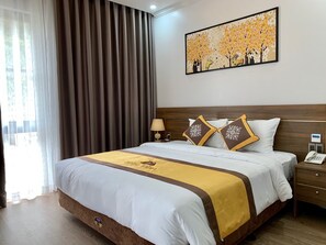 Minibar, in-room safe, desk, iron/ironing board - Hotel Emma (Ha Long)