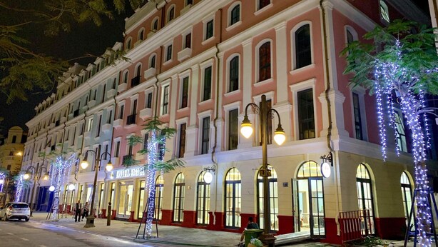 A hotel with multiple stories, large windows, and a red and white facade. - Hotel Emma (Bai Chay)