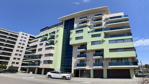 A multi-story building with balconies and air conditioning units. - Apart holiday Athena Mamaia (Constanta)