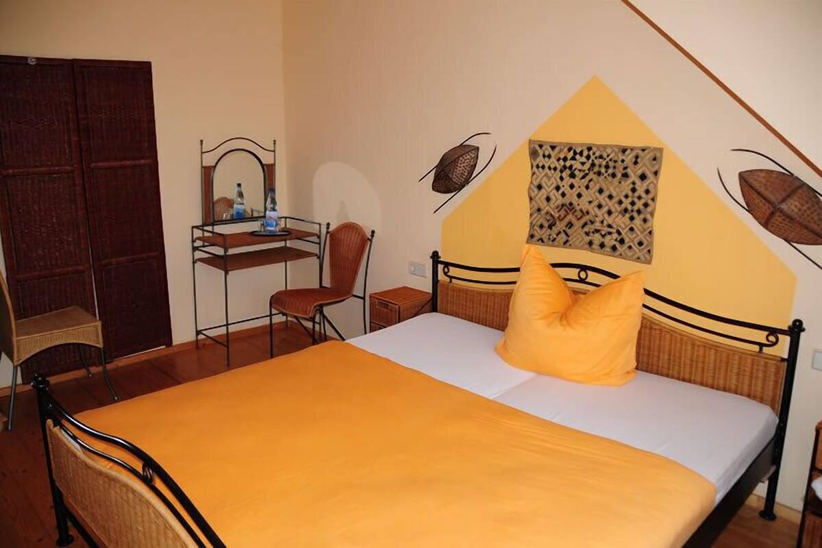 Ein Schlafzimmer mit einem Bett, einem Schreibtisch und einem Stuhl.