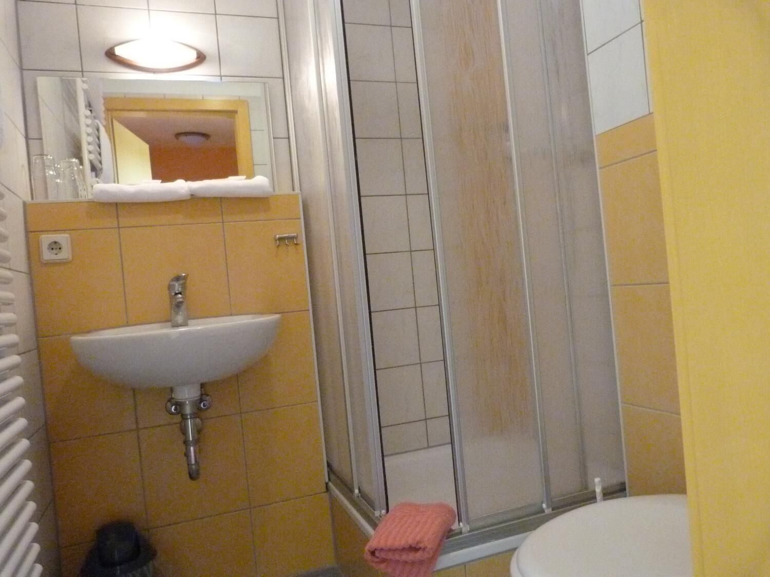 Ein Badezimmer mit Waschbecken, Spiegel und Dusche.