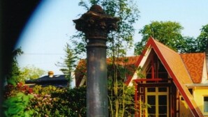 En bygning med rødt tag og et skilt, der siger "Hotel".