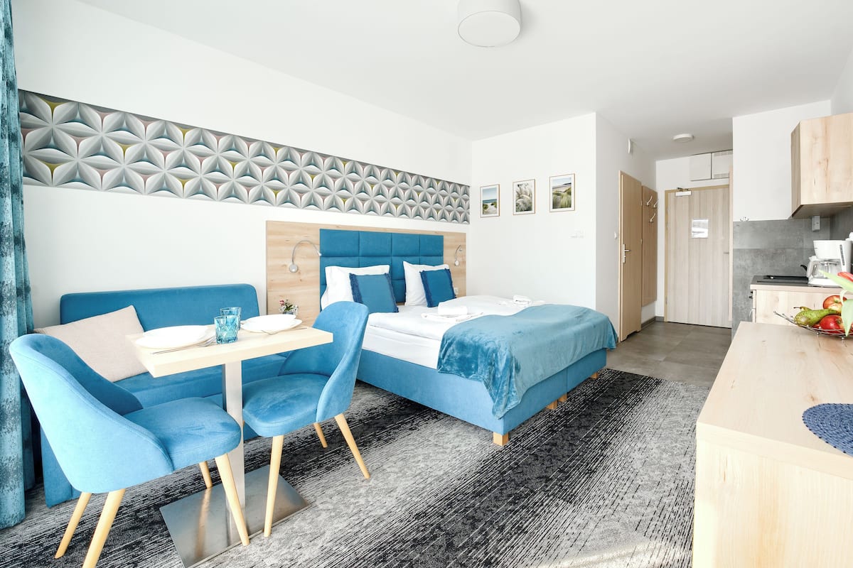 Studio (757) | Living area | 30-inch flat-screen TV with cable channels, TV