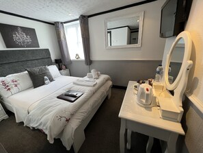 Double Room Single Use | Hypo-allergenic bedding, iron/ironing board, free WiFi, bed sheets - Raffles Hotel (Blackpool)