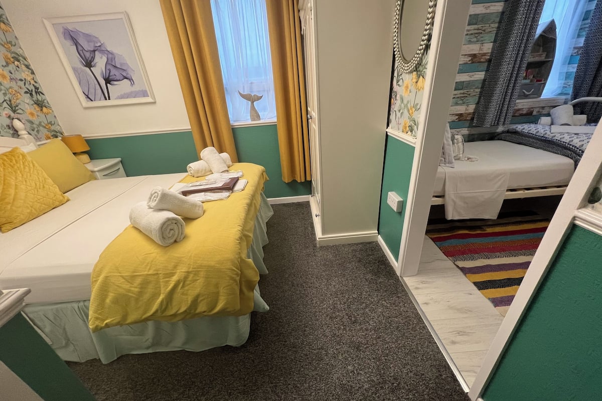 Triple Room | Hypo-allergenic bedding, iron/ironing board, free WiFi, bed sheets