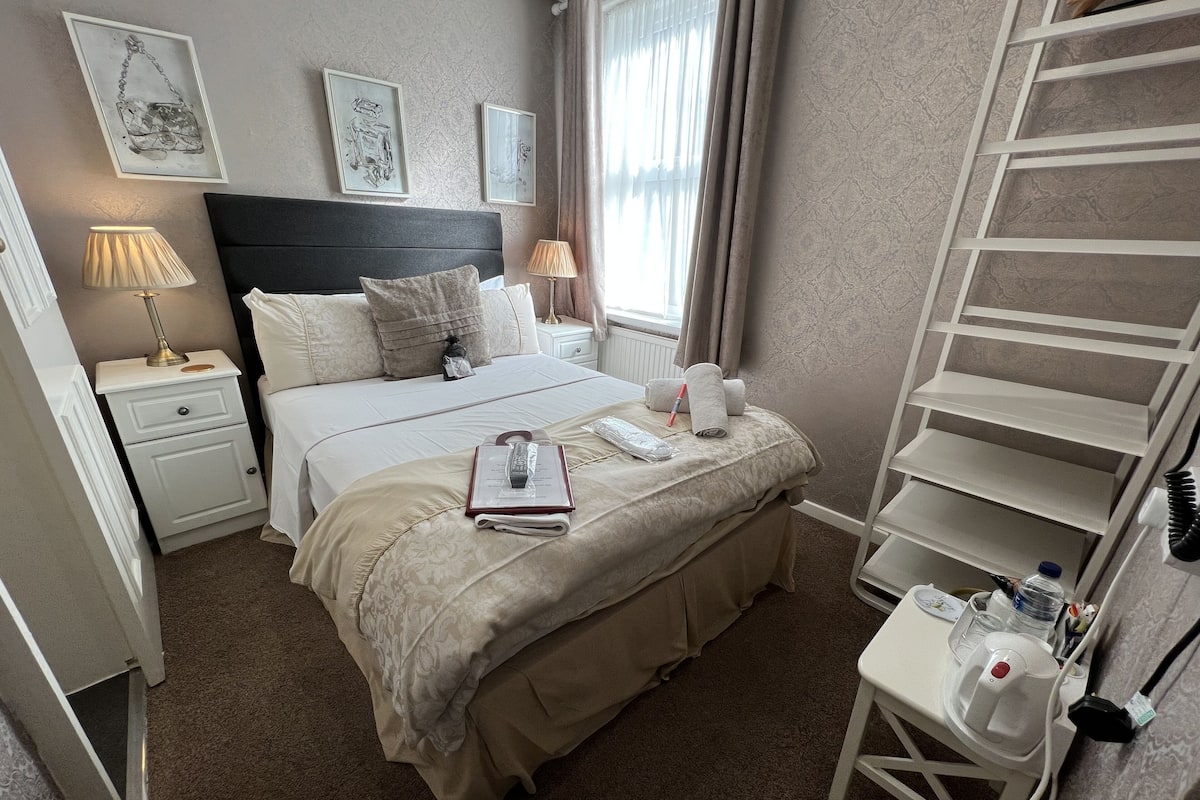 Double Room Single Use | Hypo-allergenic bedding, iron/ironing board, free WiFi, bed sheets
