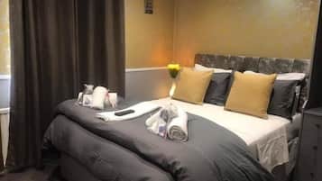 Habitación doble | Ropa de cama hipoalergénica, tabla de planchar con plancha, wifi gratis
