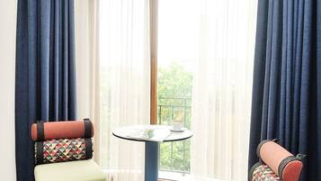 Dobbeltrom – standard, 1 soverom, byutsikt | Oppholdsområde | En 50-tommers LED-TV med Parabol-TV samt TV