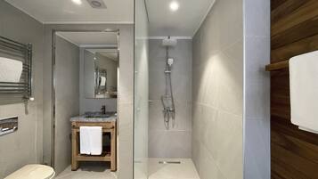 Terrace Deluxe Room, King | Bathroom