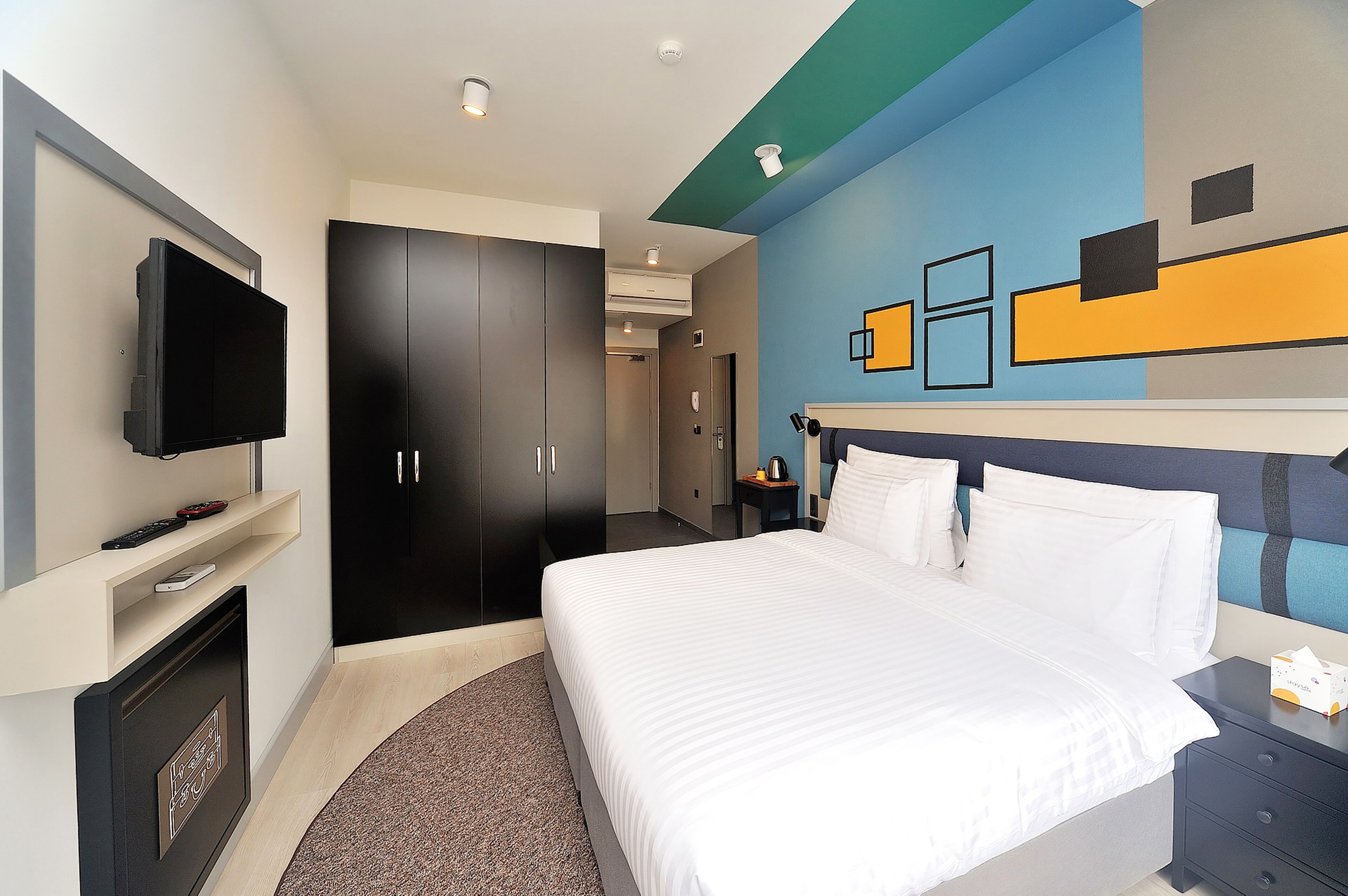 standard double room | premium bedding, minibar, in-room safe, blackout curtains