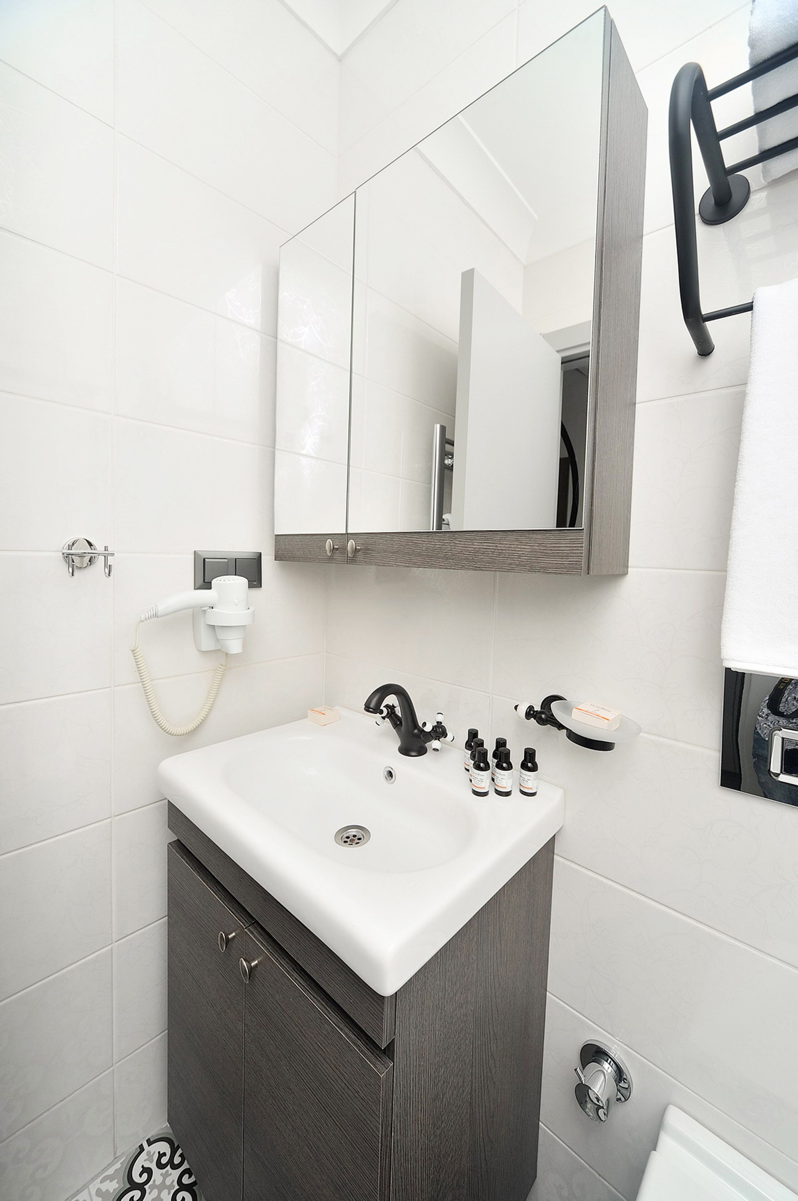 standard twin room | bathroom | shower, rainfall showerhead, free toiletries, hair dryer