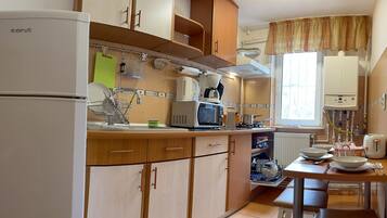 City Apartment | Private kitchen | Full-size fridge, microwave, stovetop, dishwasher