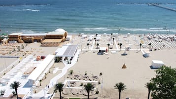 Beach nearby, white sand, 2 beach bars
