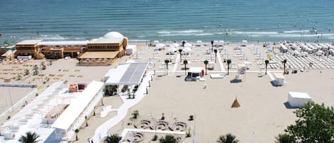 Beach nearby, white sand, 2 beach bars