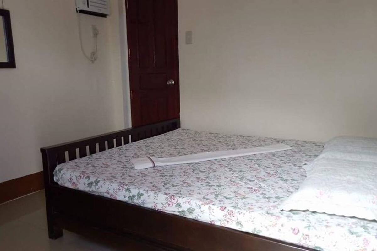 Desk, bed sheets