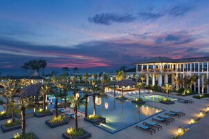 2 outdoor pools, free cabanas, pool umbrellas