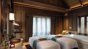 Ruang perawatan pasangan, sauna, hot tub, ruang uap, dan pijat