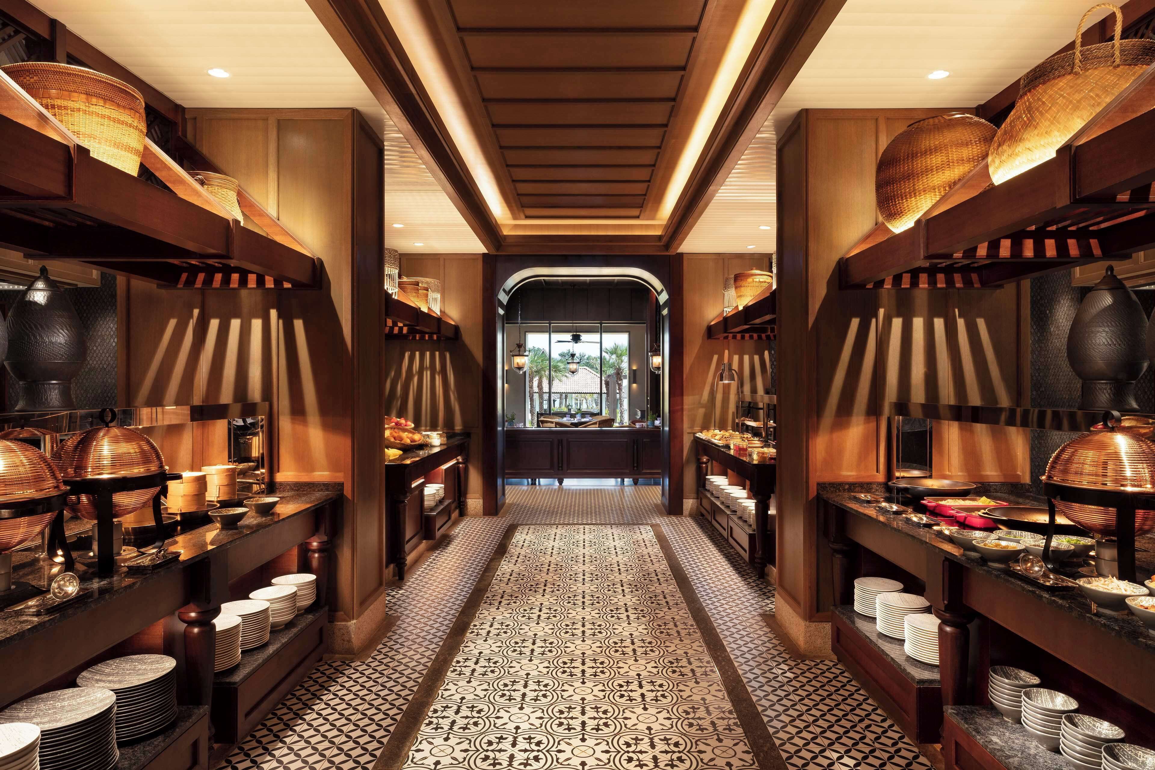 3 restaurants, breakfast, lunch, dinner served; barbecue