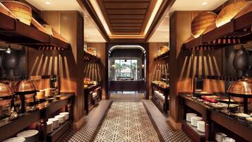 3 restaurants; breakfast, lunch and dinner served