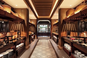 3 restaurants; breakfast, lunch and dinner served 