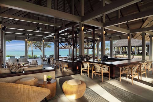 3 bars-salons, bar dans la piscine, bar attenant à la piscine