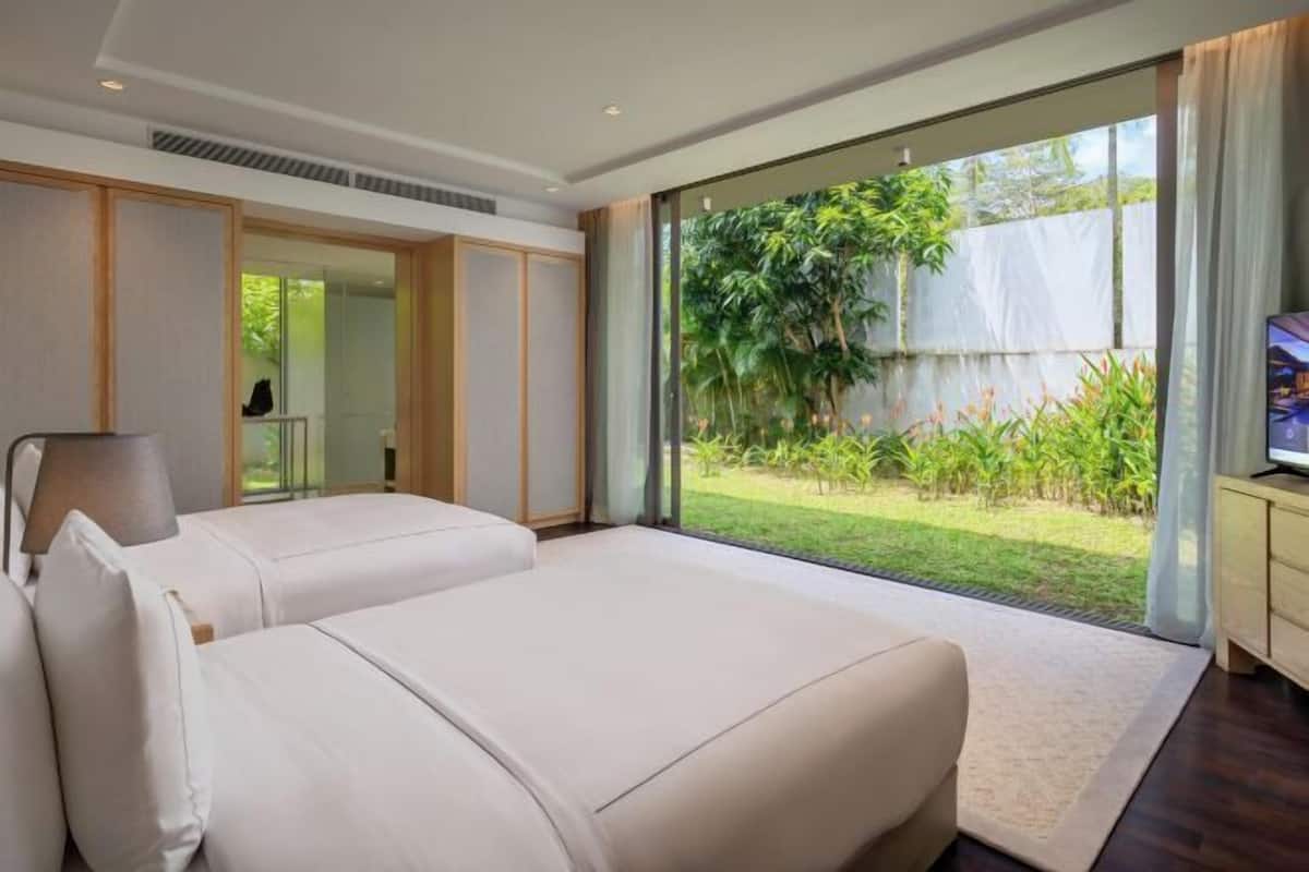Hypo-allergenic bedding, down duvets, minibar, in-room safe