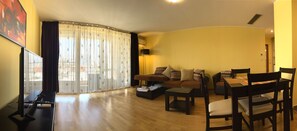 프리미엄 아파트 | 거실 공간 | 디지털 채널 시청이 가능한 81cm TV