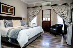 Luxury Suite | Premium bedding, minibar, desk, laptop workspace - Uitzicht Guest house (Kimberley)