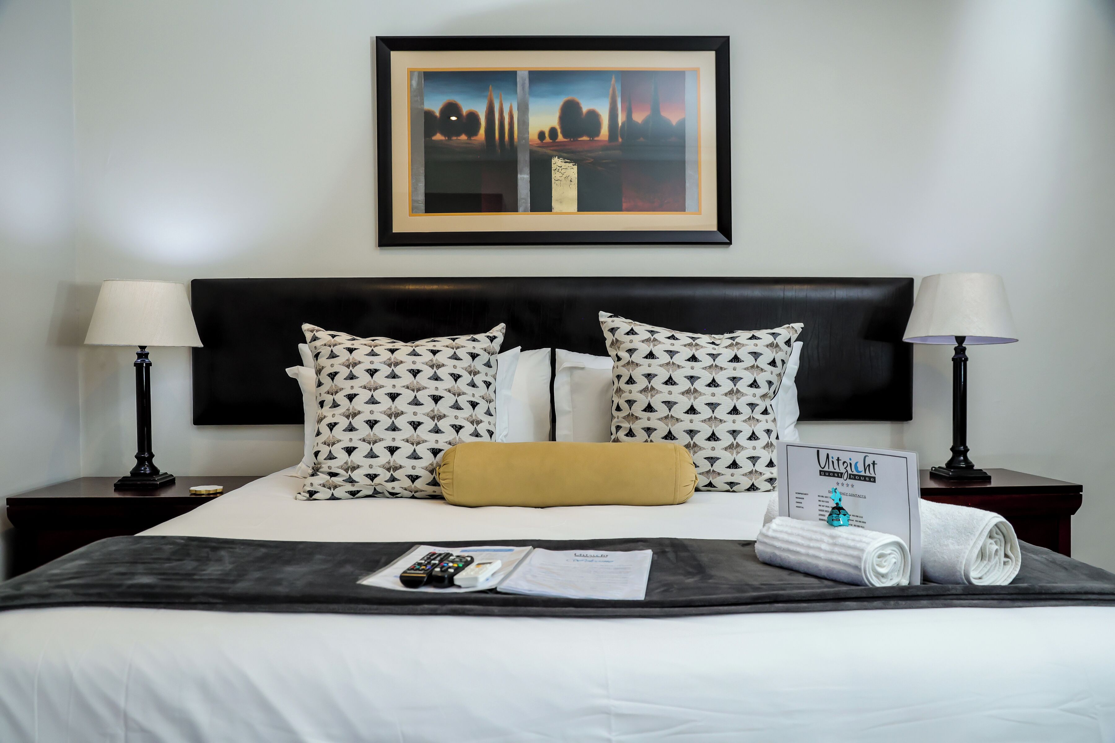 Lyxsvit | Sängtillbehör av högsta kvalitet, minibar och skrivbord