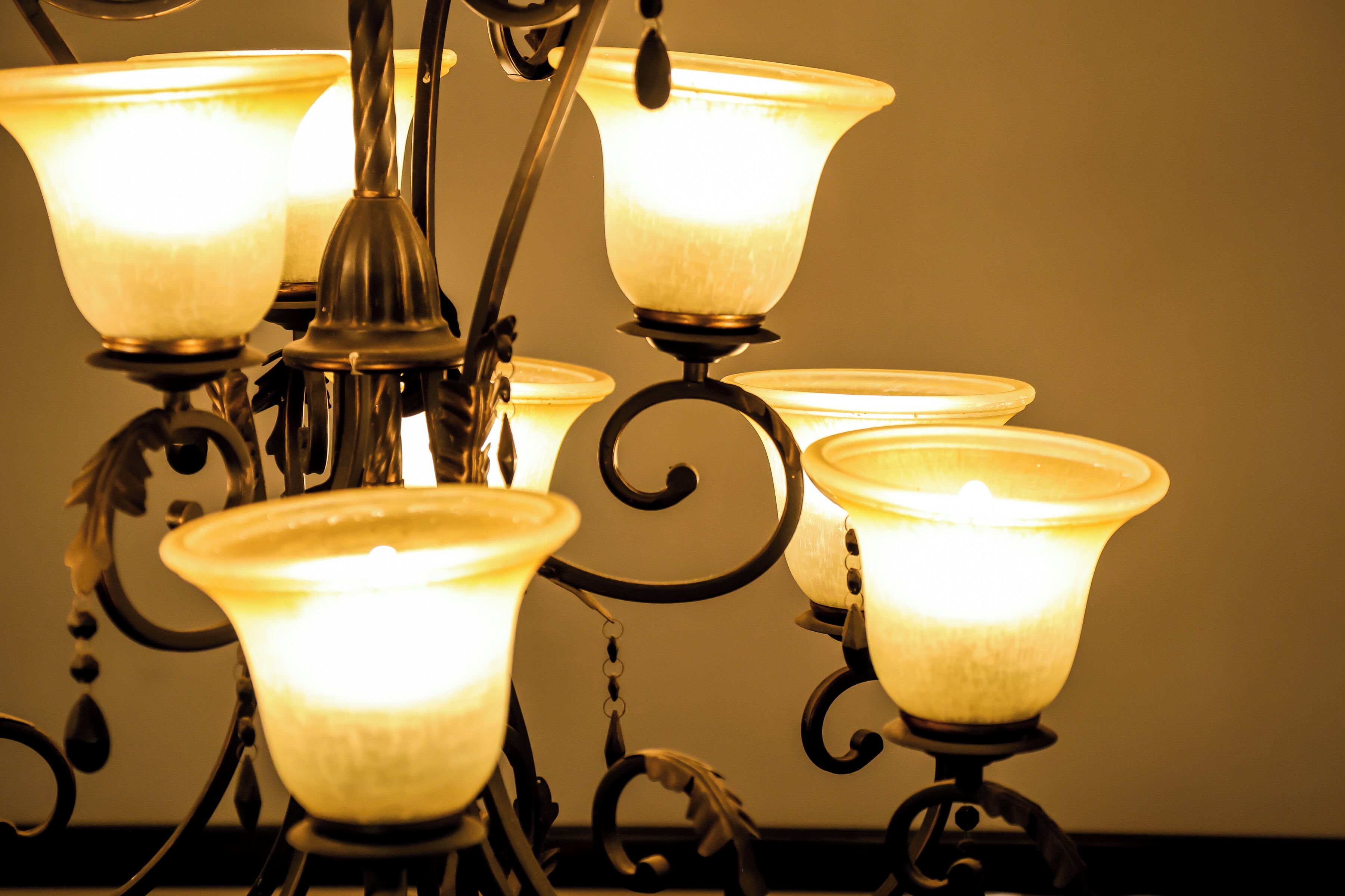 Un lustre doté de plusieurs points lumineux.