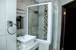 Suite de lujo | Ropa de cama de alta calidad, minibar y escritorio 